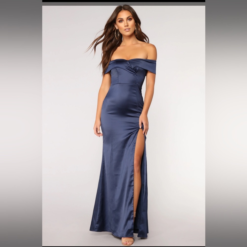 Long blue dress off the shoulder with a long slit